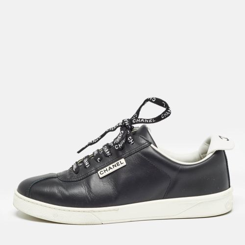 Leather Logo Lace Up CC Sneakers Size 38 - Chanel - Modalova