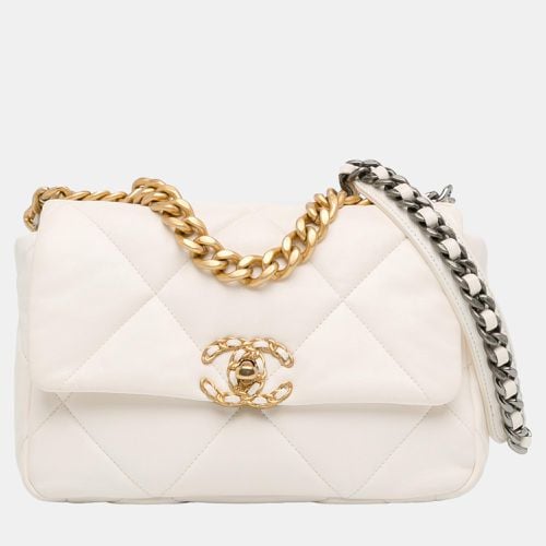 Medium Lambskin 19 Flap - Chanel - Modalova