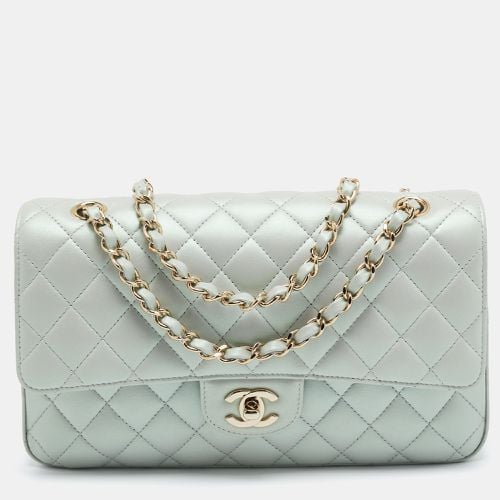 Iridescent Quilted Leather Medium Classic Double Flap Bag - Chanel - Modalova