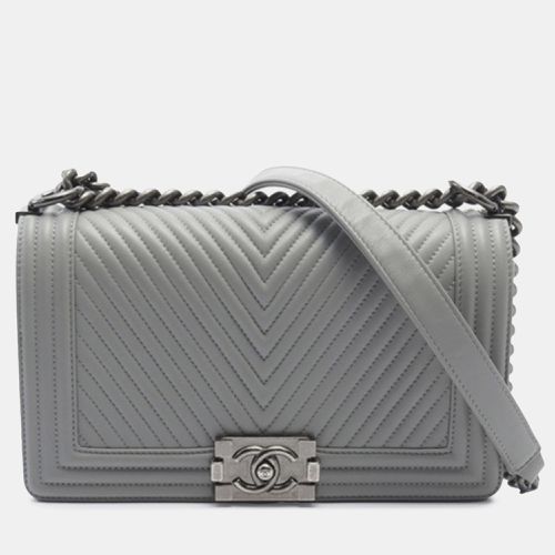 Medium Calfskin Chevron Boy Flap Bag - Chanel - Modalova