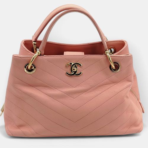 Chevron Chic Shopping Tote Bag - Chanel - Modalova