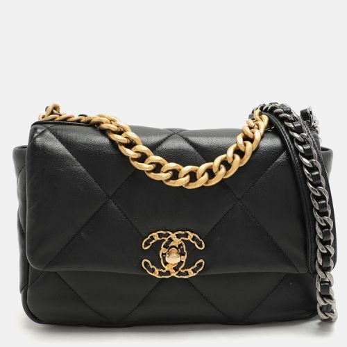 Quilted Leather Small 19 Flap Bag - Chanel - Modalova