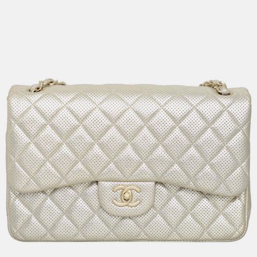 Metallic Perforated Jumbo Classic Double Flap Bag - Chanel - Modalova