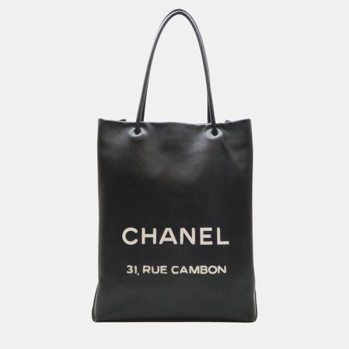 Leather White Essential Medium Tote Bag - Chanel - Modalova