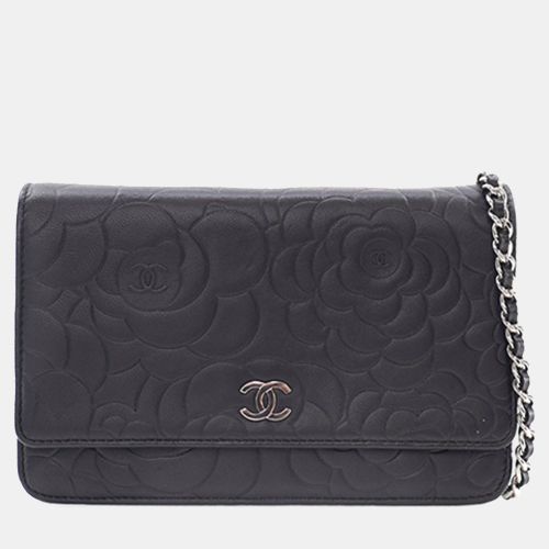 CC Embossed Lambskin Camellia Wallet On Chain - Chanel - Modalova