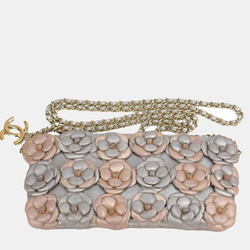 Limited Edition Camellia Embellished Lambskin Clutch with Chain - Chanel - Modalova