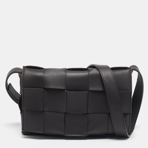 Cacao Intreccio Leather Cassette Shoulder Bag - Bottega Veneta - Modalova