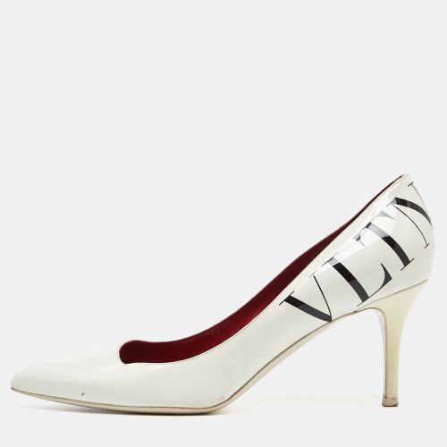 Patent Leather VLTN Pointed Toe Pumps Size 39 - Valentino - Modalova