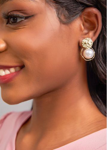 Gold Round Metal Detail Pearl Earrings - unsigned - Modalova