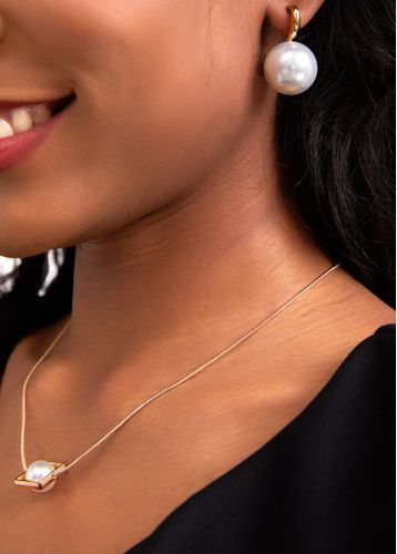 Gold Pearl Design Geometric Detail Earrings - unsigned - Modalova