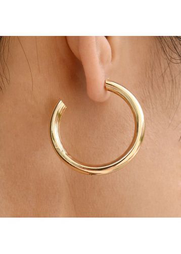 Geometric Pattern Metal Detail Gold Round Earrings - unsigned - Modalova