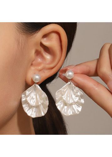 White Shell Pearl Design Polyresin Earrings - unsigned - Modalova