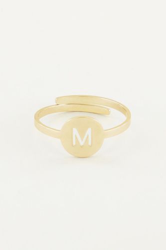 Goldfarbener Ring mit Cut-out und Initial | - My jewellery - Modalova