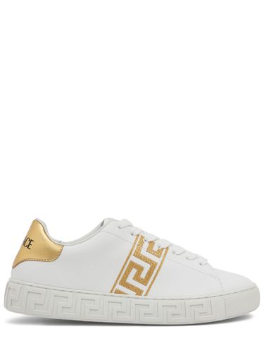 Sneakers In Similpelle Con Ricami - VERSACE - Modalova