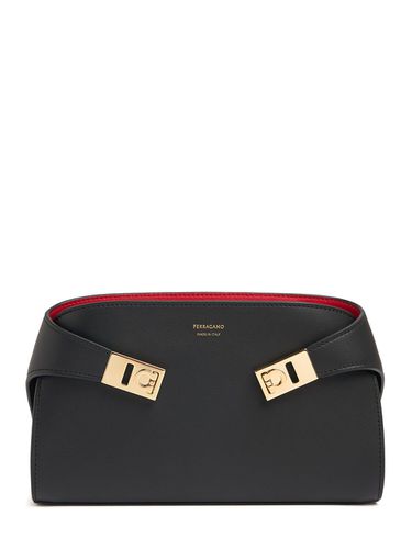 Clutch Hug De De Piel - FERRAGAMO - Modalova