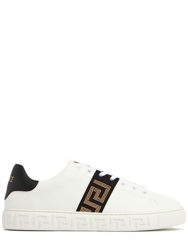 Sneakers Con Tachuelas - VERSACE - Modalova