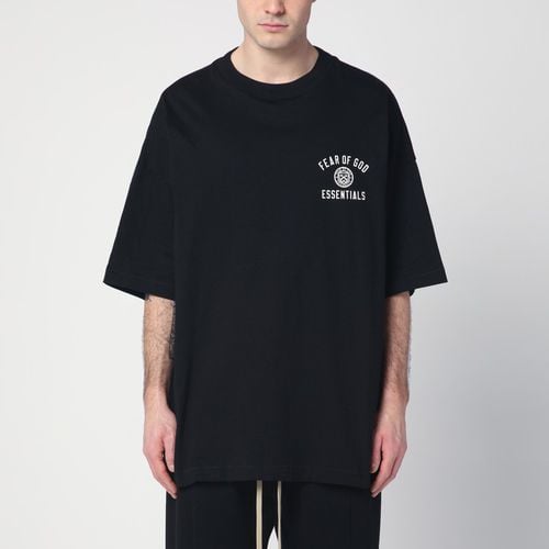 T-Shirt nera con logo University sul petto - Fear of God Essentials - Modalova