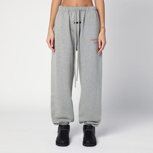 Graue Jogginghose mit Logo - Fear of God Essentials - Modalova