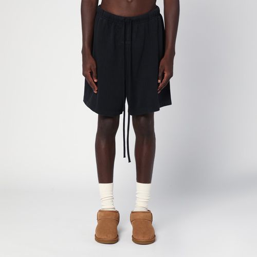 Pantaloncino nero con logo - Fear of God Essentials - Modalova