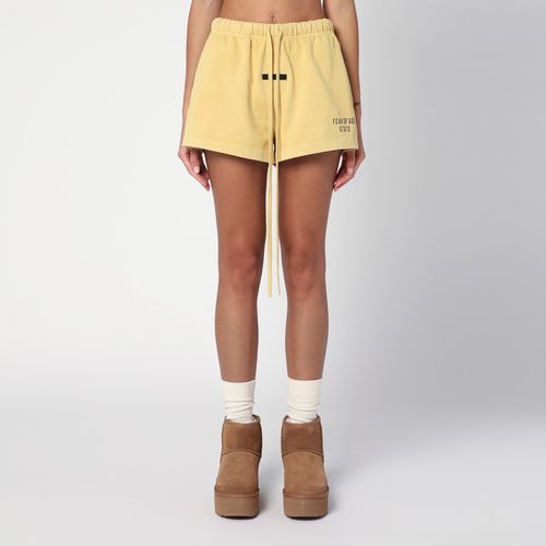 Bernsteinfarbene Shorts mit Logo - Fear of God Essentials - Modalova