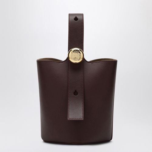 Kleine Pebble Bucket Bag in dunklem Burgund - Loewe - Modalova