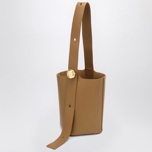 Mittelgroße braune Bucket Bag Pebble aus Kalbsleder - Loewe - Modalova