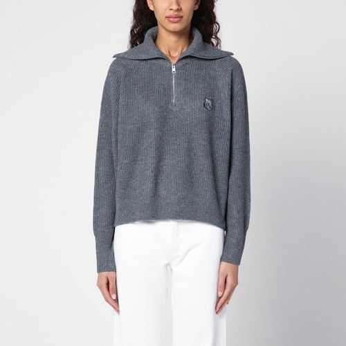 Grauer Pullover mit halbhohem Reißverschluss und Fox-Logo - Maison Kitsuné - Modalova