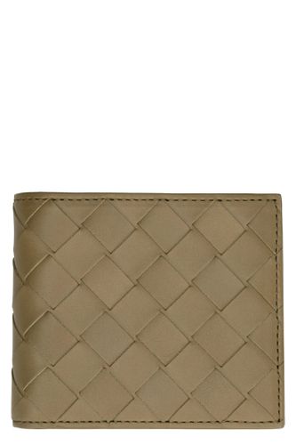 Bi-fold Wallet With Intreccio Motif In Leather Man - Bottega Veneta - Modalova