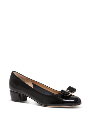 Vara Pumps In Patent Leather With Bow - Ferragamo - Modalova