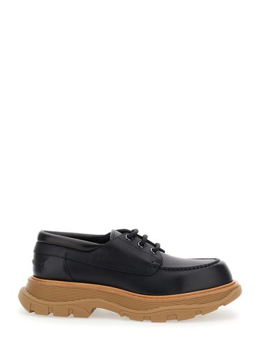 Black Derby Shoes With Engraved Logo And Platform In Leather Man - Alexander McQueen - Modalova