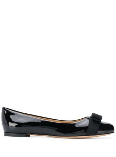 Varina Ballet Shoes With Engraved Logo On The Bow In Patent Leather Woman - Ferragamo - Modalova