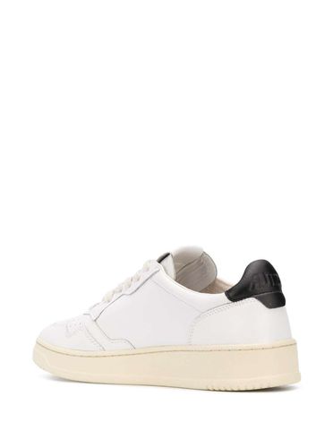 Medalist Low Sneakers With Contrasting Heel Tab In Leather Man - Autry - Modalova