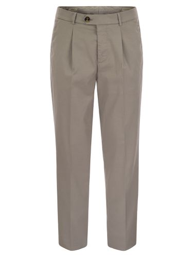 Garment-dyed Leisure Fit Trousers In American Pima Comfort Cotton With Pleats - Brunello Cucinelli - Modalova