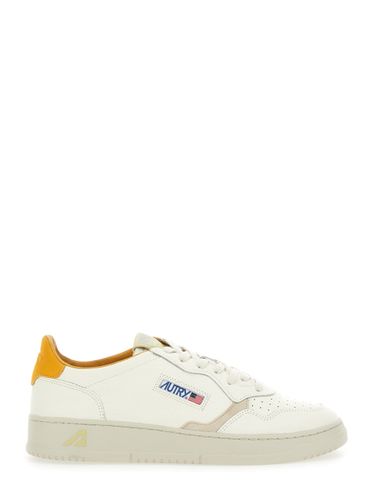 Medalist Low White Low Sneakers With Logo Patch And Contrasting Heel Pad In Leather Man - Autry - Modalova