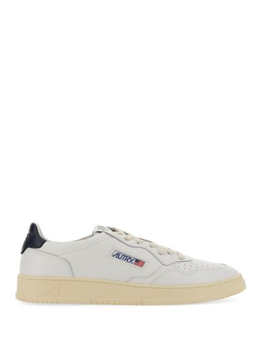 Medalist Low Sneakers In White And Navy Blue Leather - Autry - Modalova