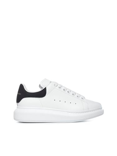 Oversized Sneakers In Leather With Contrasting Heel Tab - Alexander McQueen - Modalova