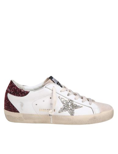 Super Star Sneakers In White/bordeaux Leather And Suede - Golden Goose - Modalova