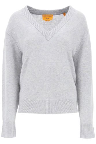 The V Cashmere Sweater - Guest in Residence - Modalova