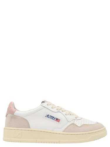 Medalist Low Sneakers In White And Powder Suede And Leather - Autry - Modalova