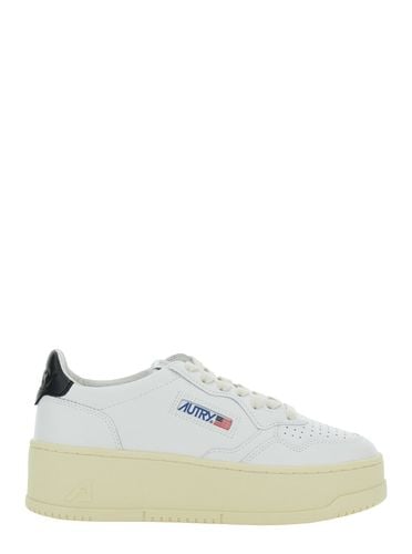 Low Top Sneakers With Oversized Platform In Leather Woman - Autry - Modalova