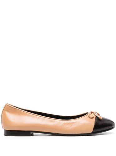 Ballet Flats With Bow Detail And Contrasting Toe In Leather Woman - Tory Burch - Modalova