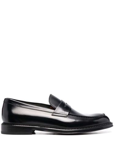Black Slip-on Loafers With Round Toe In Patent Leather Man - Doucal's - Modalova