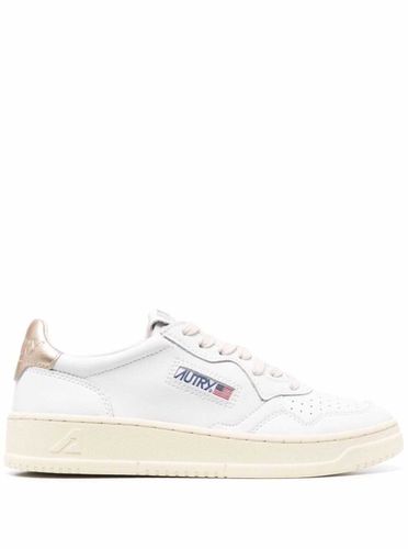 Medalist Low Top Sneakers With Contrasting Heel Tab In Leather Woman - Autry - Modalova