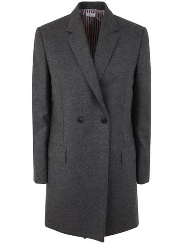 Elongated Long Sleeve Double Breasted Sportcoat In Wool Flannel - Thom Browne - Modalova