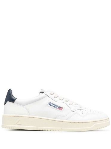 Medalist Low Sneakers With Navy Blue Heel Tab In Leather Man - Autry - Modalova