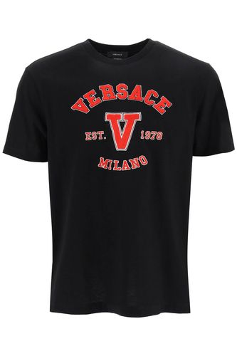 Black T-shirt With Red Embroidered Sponge Logo - Versace - Modalova