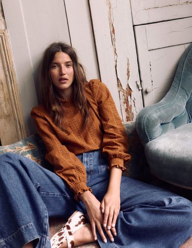 Top à volants et broderie anglaise-Jaune moutarde - Boden - Modalova