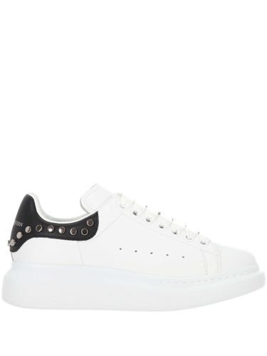 Übergrößen-Sneaker in Weiß und Schwarz mit Nieten - Alexander McQueen - Modalova