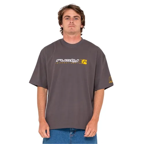 Https://cdn.shopify.com/s/files/1/0069/4580/0249/files/Rusty-Jetsetter-TShirt-Coal-1.jpg?v=1759183242 - ignore_me - Modalova