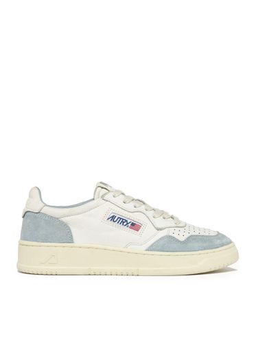 MEDALIST LOW SNEAKERS IN WHITE GOAT LEATHER AND LIGHT BLUE SUEDE - - Woman - Autry - Modalova